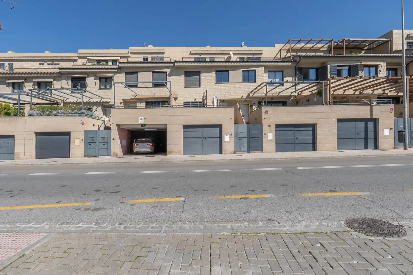 Vista exterior de Casa o xalet en venda en Granada amb Calefacció, Terrassa i Traster