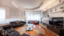 Sala d'estar de Apartament en venda en Bilbao  amb Aire condicionat, Calefacció i Parquet
