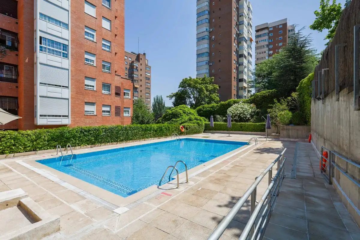 Piscina de Àtic de lloguer en Madrid amb Aire condicionat, Calefacció i Jardí privat