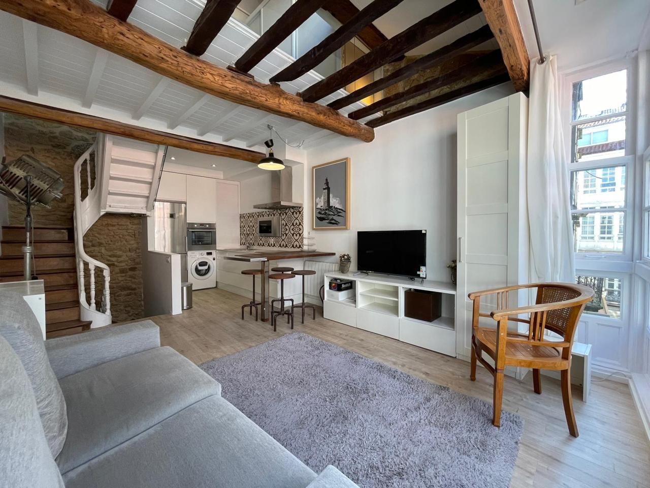 Sala d'estar de Dúplex de lloguer en A Coruña Capital  amb Calefacció, Parquet i Moblat