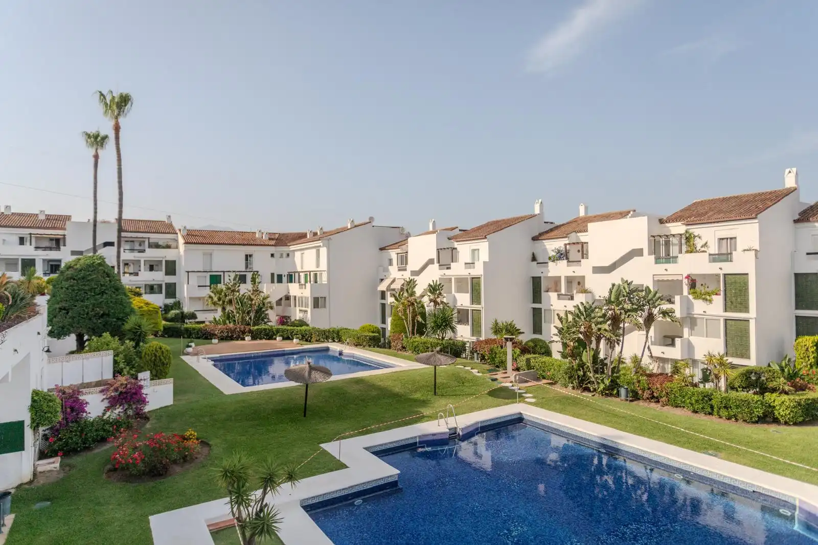 Vista exterior de Apartamento de alquiler en Estepona con Aire acondicionado, Terraza y Piscina