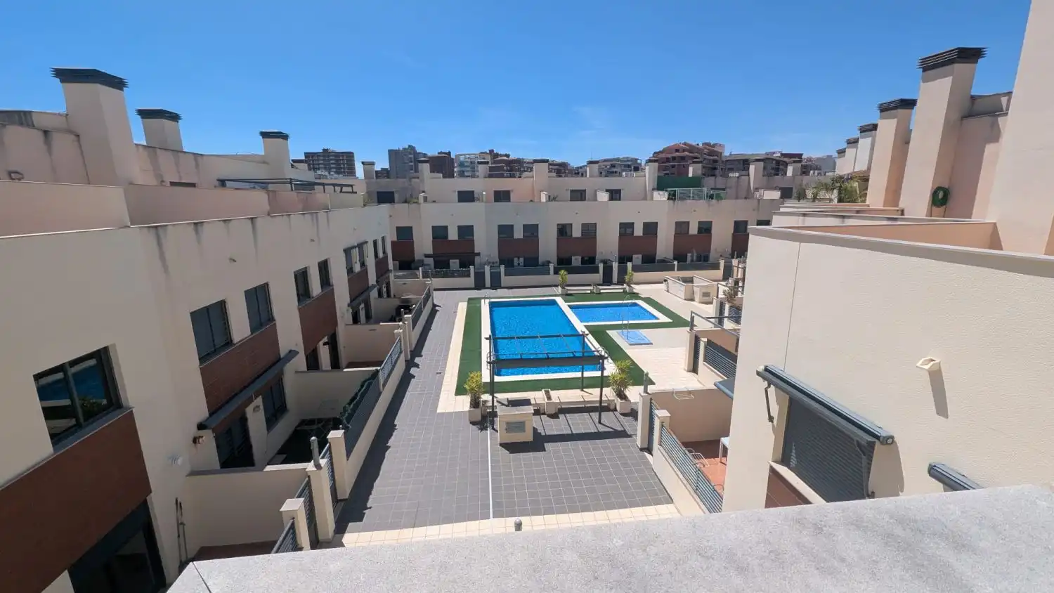 Maison mitoyenne avec terrasse à vendre à MOLINS