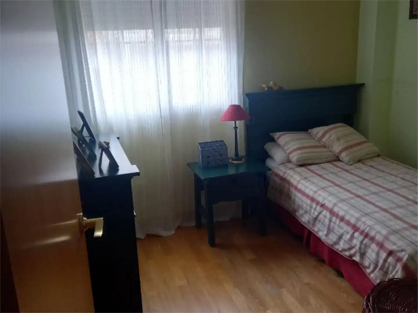Habitación de Casa adosada para compartir en Tomares con Aire acondicionado, Jardín privado y Parquet