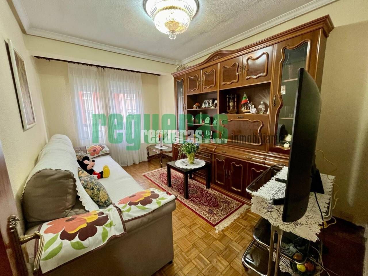 Sala de estar de Piso en venta en Avilés con Calefacción, Parquet y Amueblado