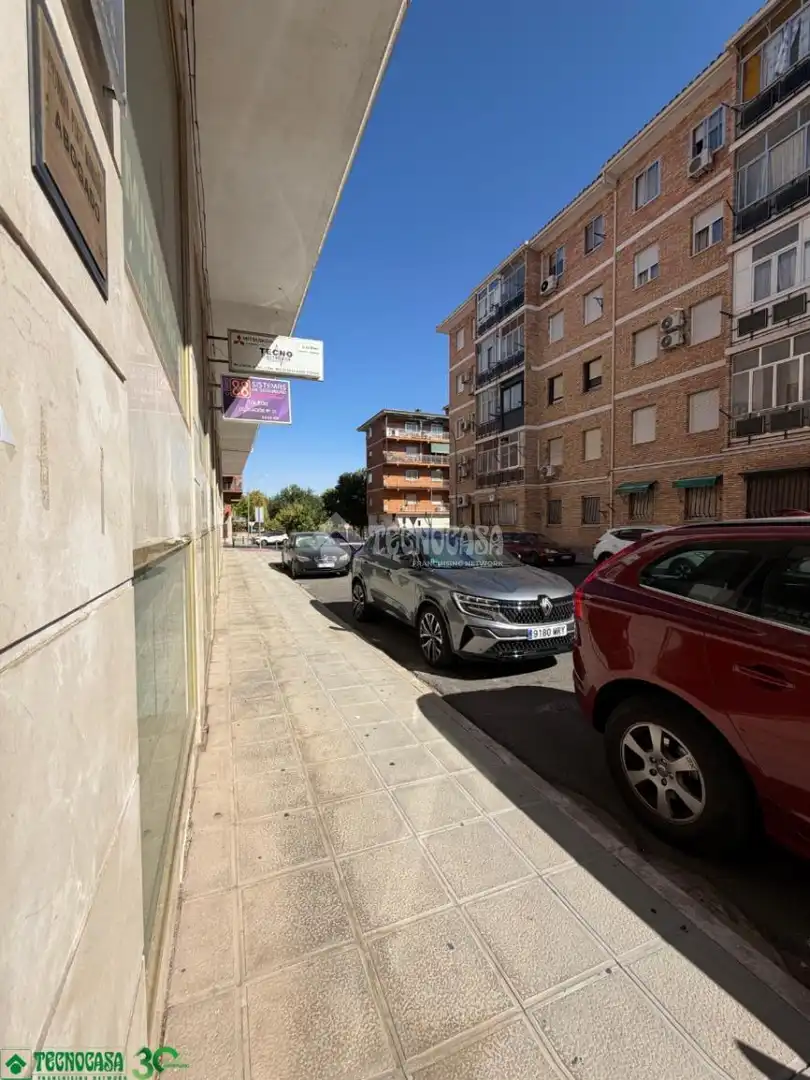 Vista exterior de Local en venda en Toledo amb Aire condicionat