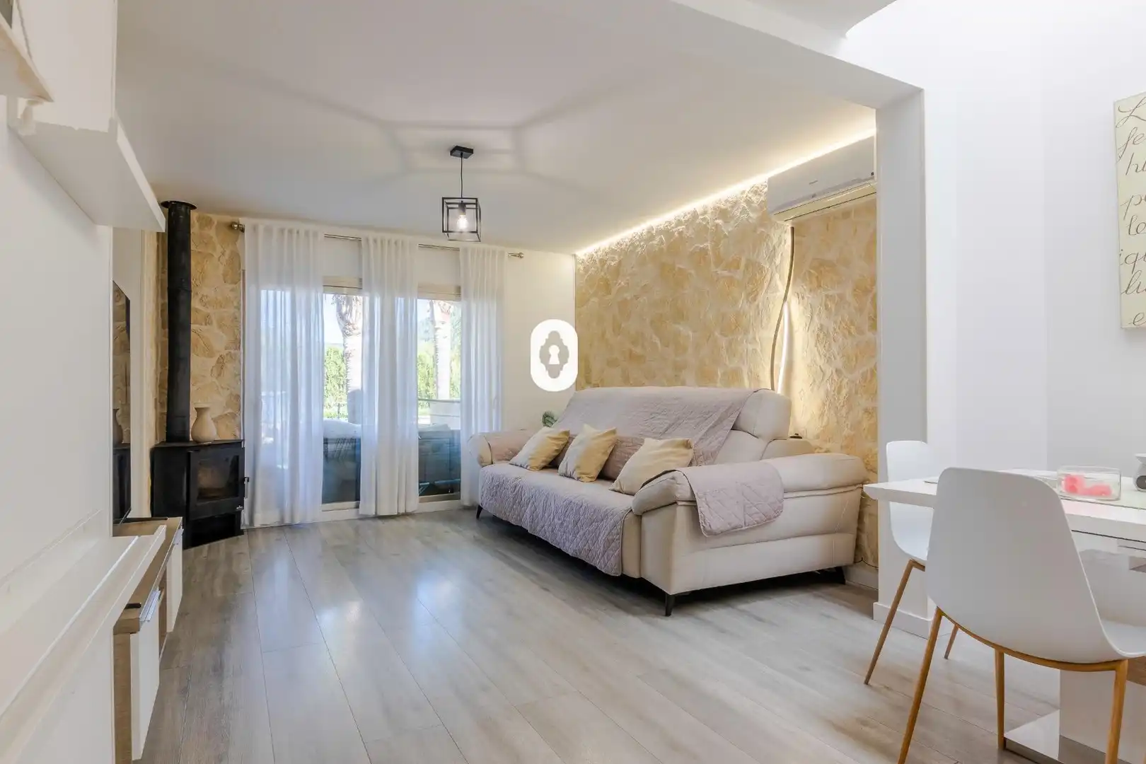 Sala d'estar de Casa adosada en venda en Sa Pobla amb Aire condicionat, Jardí privat i Parquet