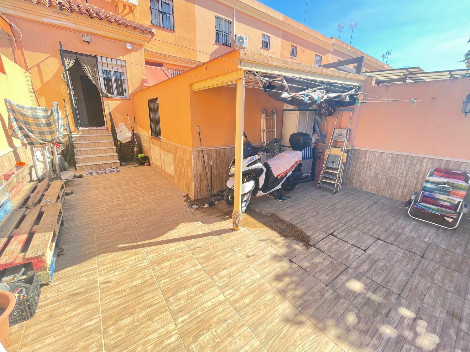 Exterior view of House or chalet for sale in Dos Hermanas  with Air Conditioner