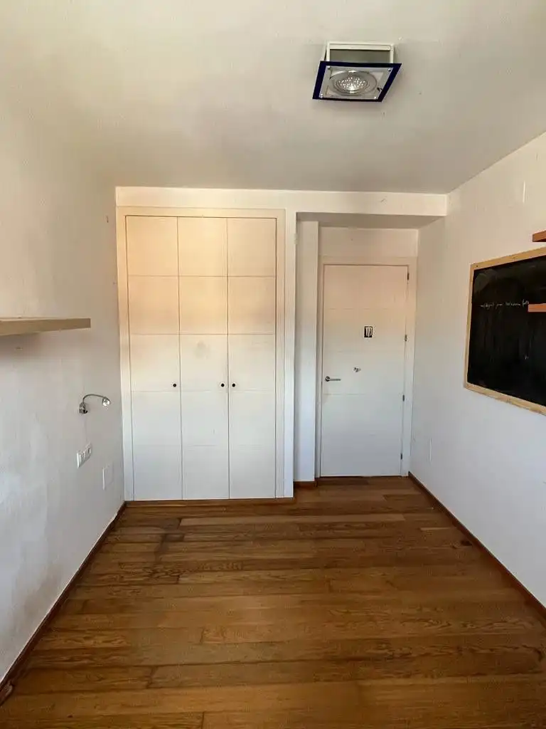 Habitación de Casa adosada en venta en Mataró con Aire acondicionado, Calefacción y Jardín privado
