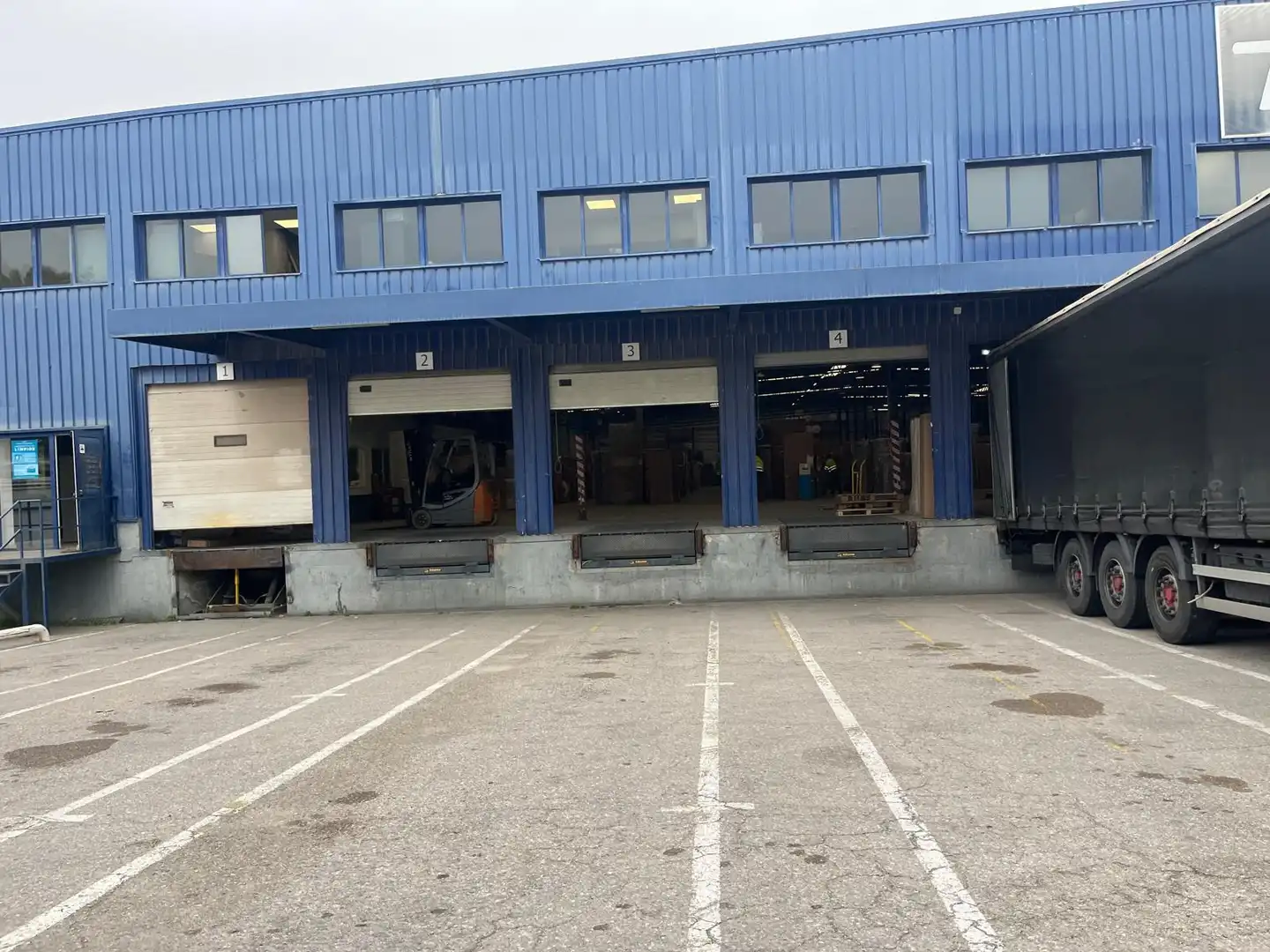 Vista exterior de Nau industrial de lloguer en Castellbisbal amb Calefacció i Alarma