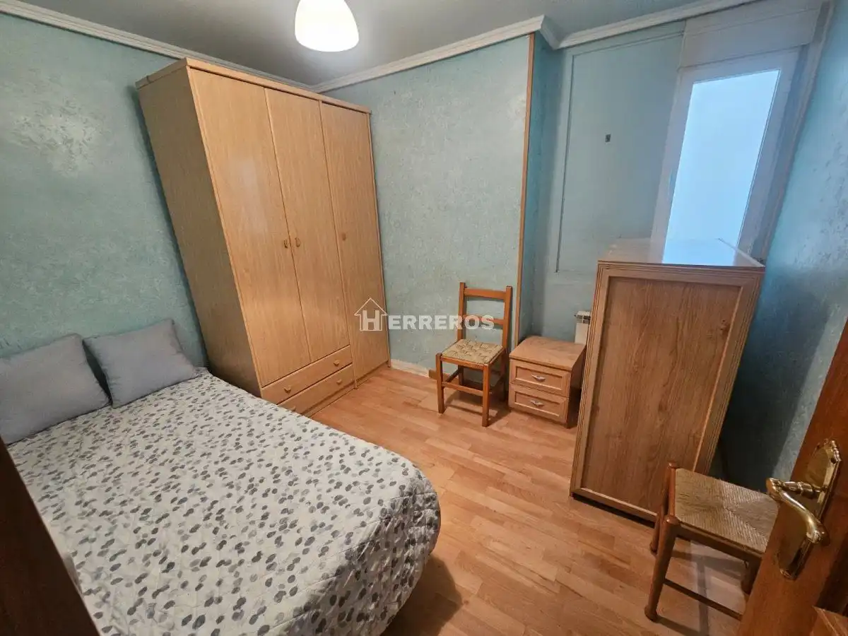 Bedroom of Flat for sale in  Logroño  with Heating, Parquet flooring and Furnished