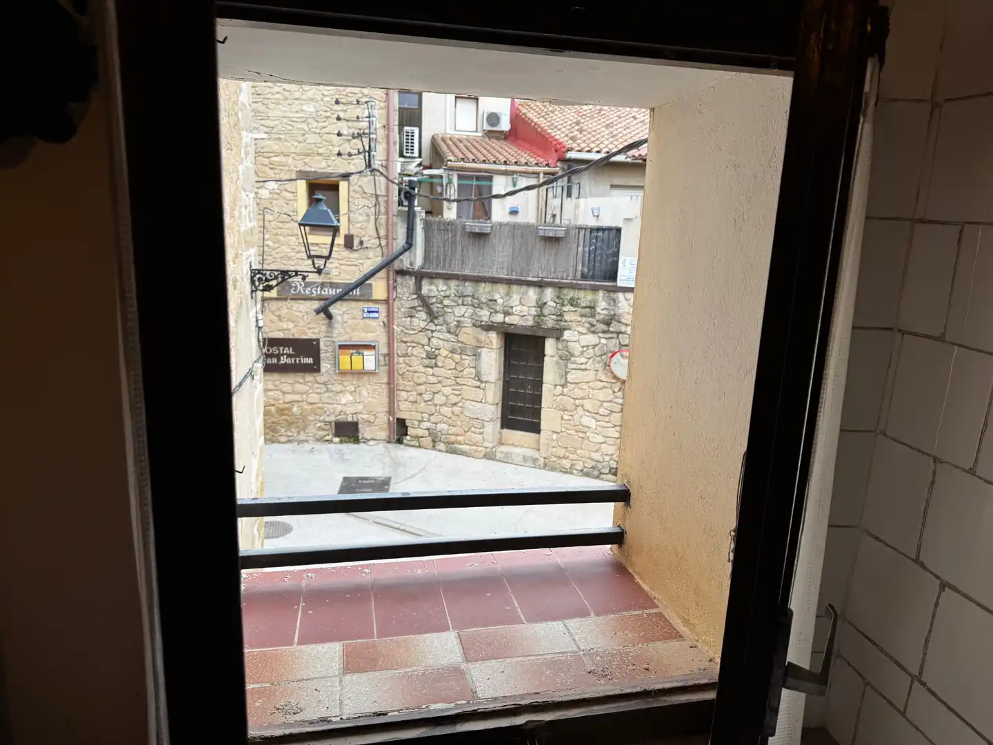 Terrasse von Einfamilien-Reihenhaus zum Verkauf in Arnes mit Abstellraum, Möbliert und Ofen