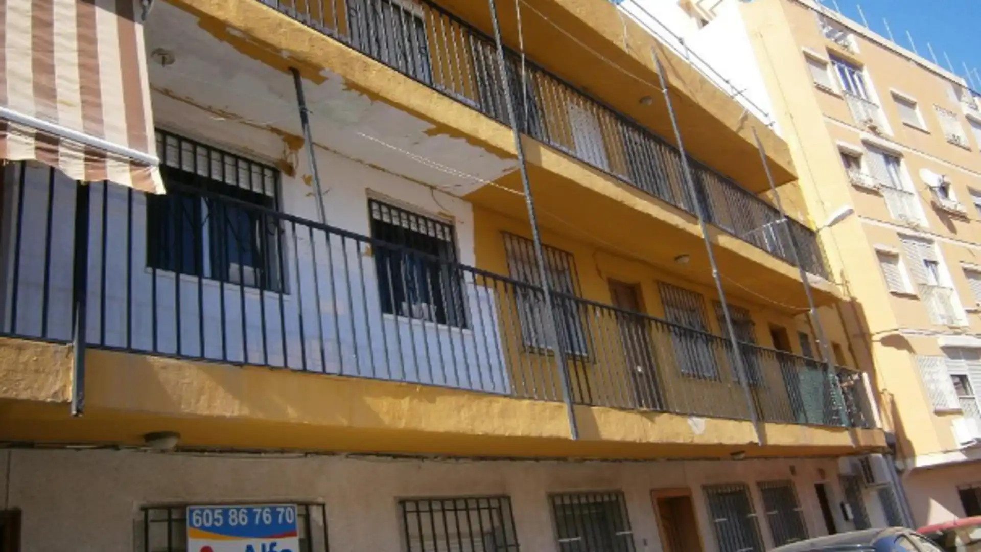 Vista exterior de Piso en venta en  Almería Capital