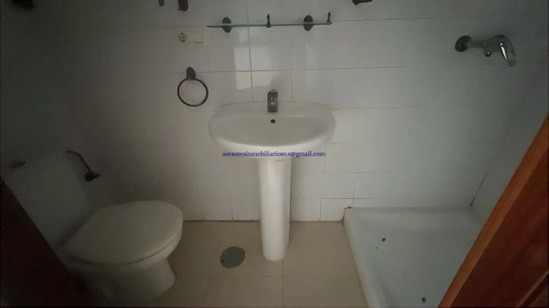 Badezimmer von Einfamilien-Reihenhaus zum Verkauf in Cantillana mit Balkon