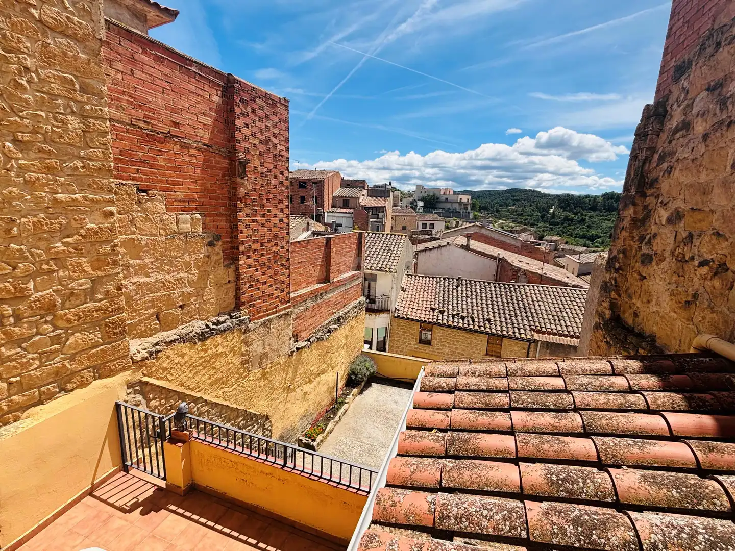 Außenansicht von Einfamilien-Reihenhaus zum Verkauf in Cervià de Les Garrigues mit Heizung und Terrasse