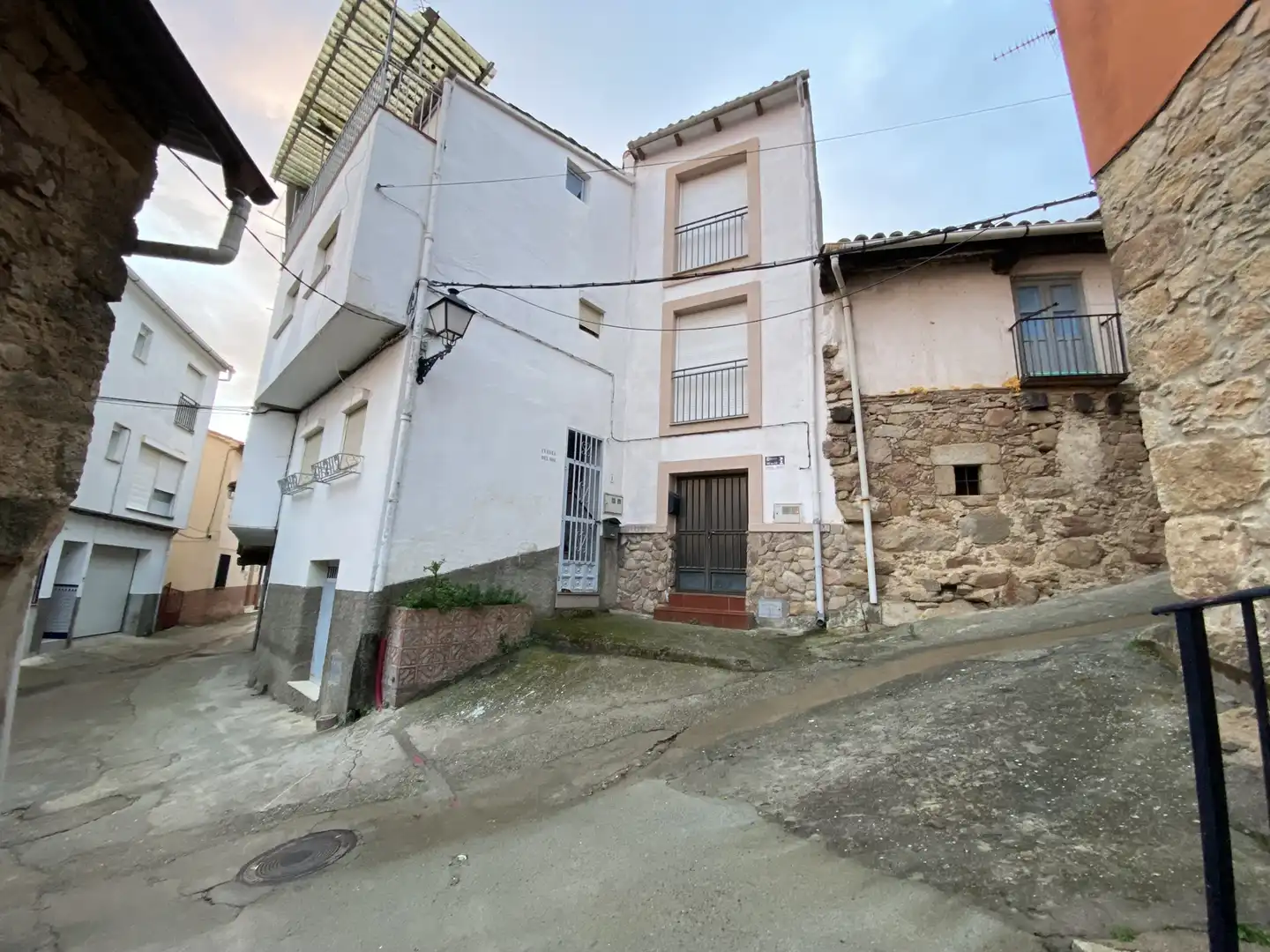 Vista exterior de Casa o xalet en venda en El Torno  amb Moblat, Rentadora i Microones