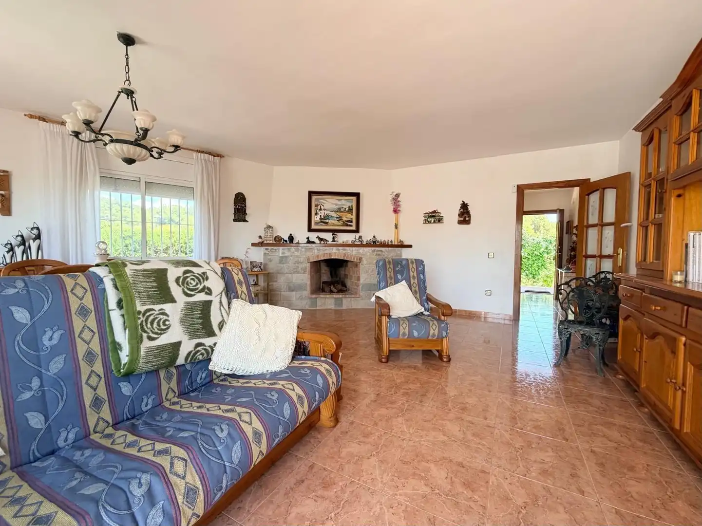 Sala d'estar de Casa o xalet en venda en Cunit amb Jardí privat, Terrassa i Traster