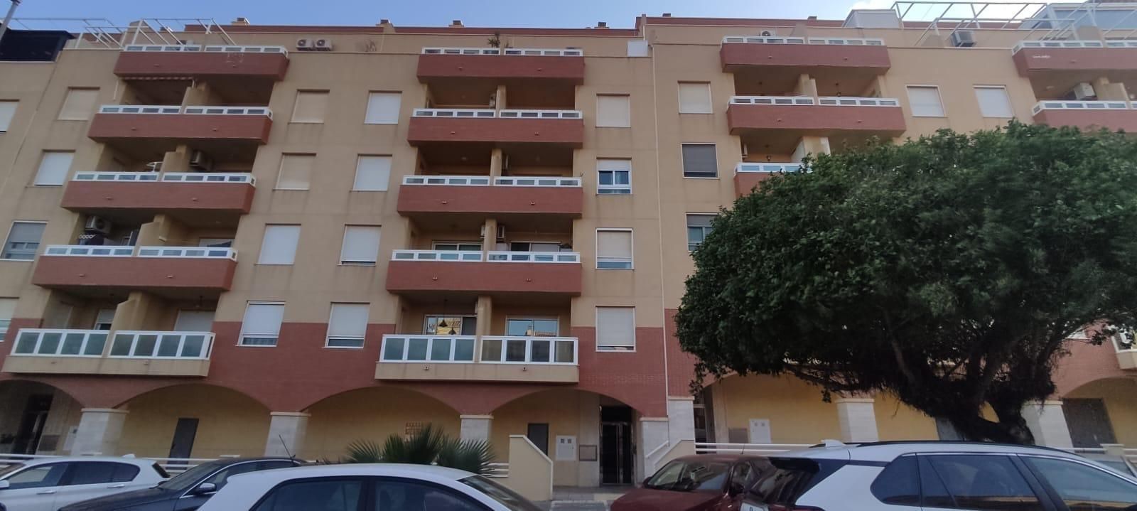 Vista exterior de Pis en venda en Roquetas de Mar amb Terrassa i Piscina comunitària
