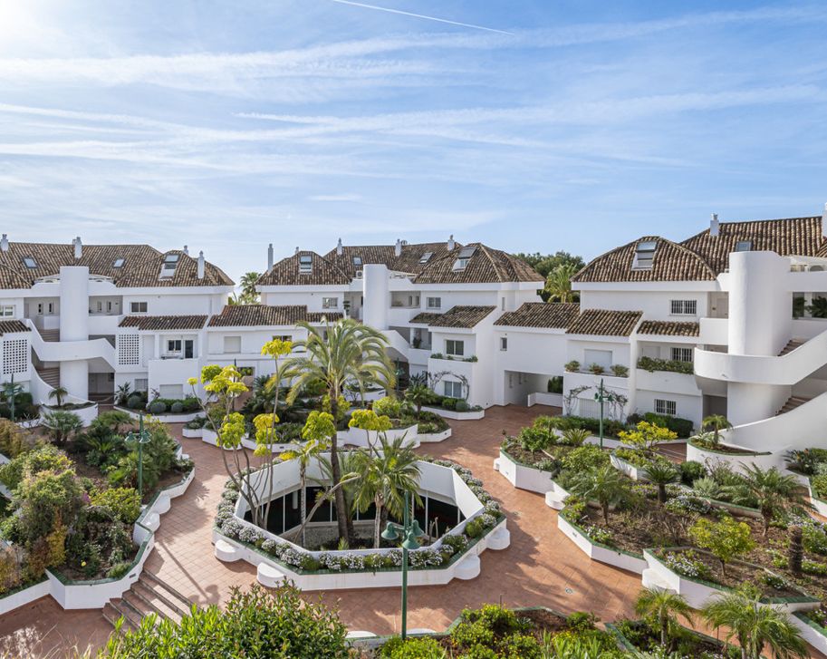 Exterior view of Flat for sale in Marbella  with Terrace, Furnished and Oven