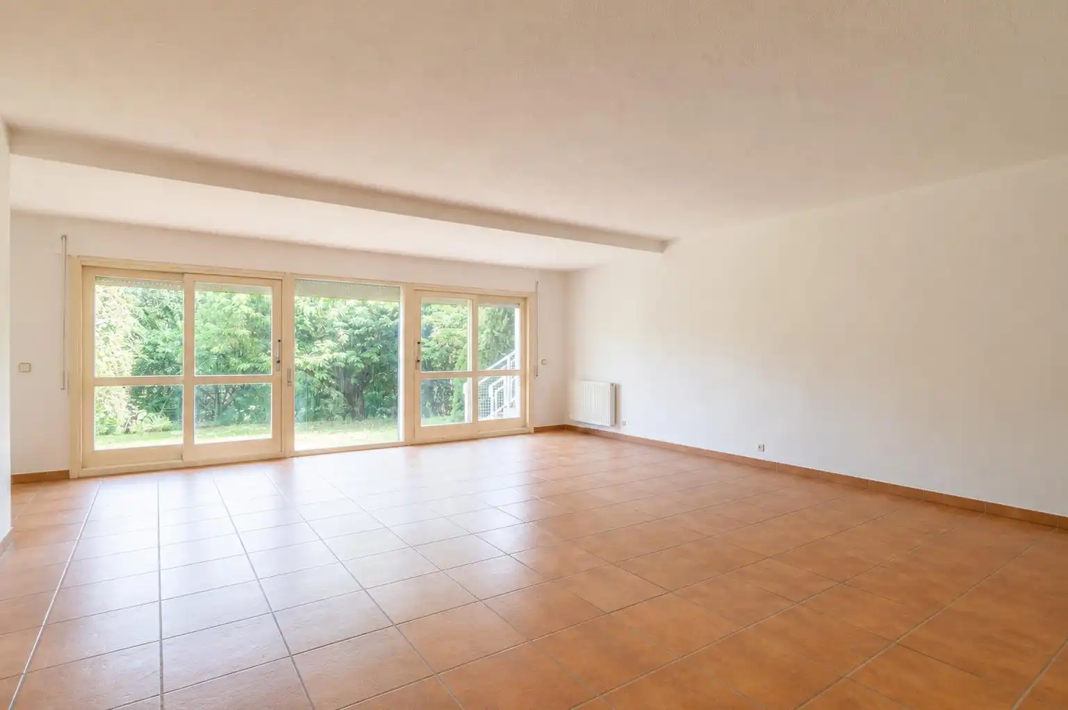 Wohnzimmer von Einfamilien-Reihenhaus zum Verkauf in Valle de Egüés / Eguesibar mit Klimaanlage, Heizung und Privatgarten