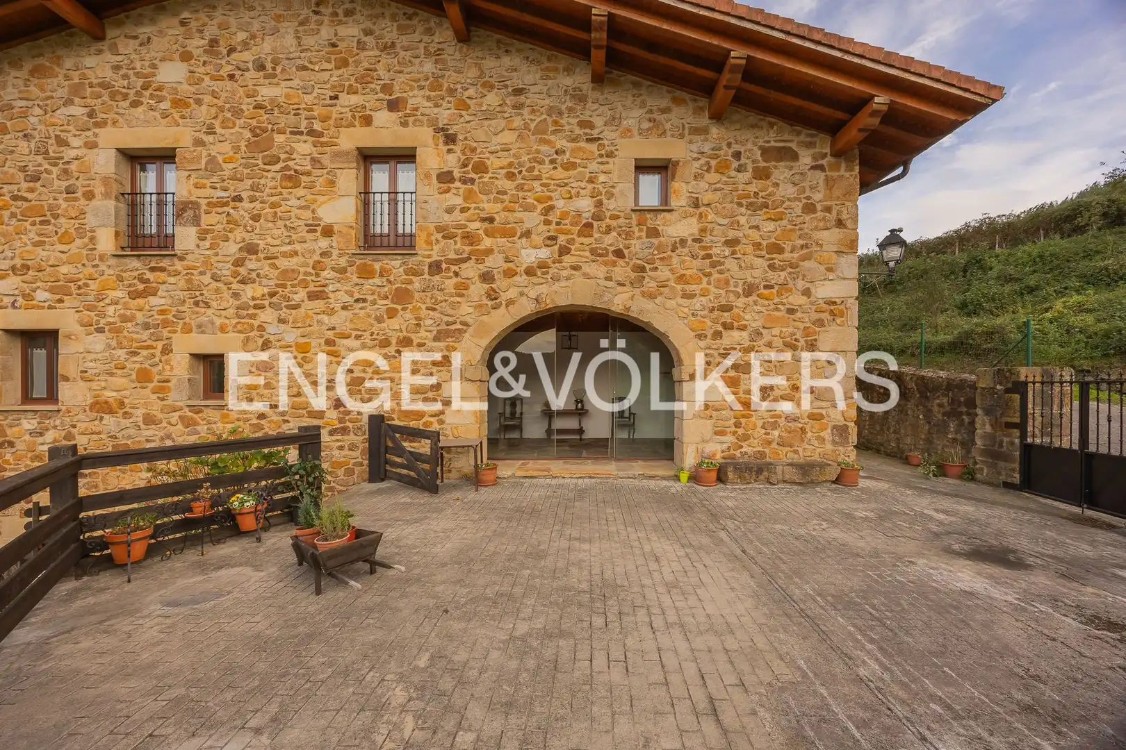 Vista exterior de Casa o xalet en venda en Elorrio amb Calefacció, Jardí privat i Terrassa