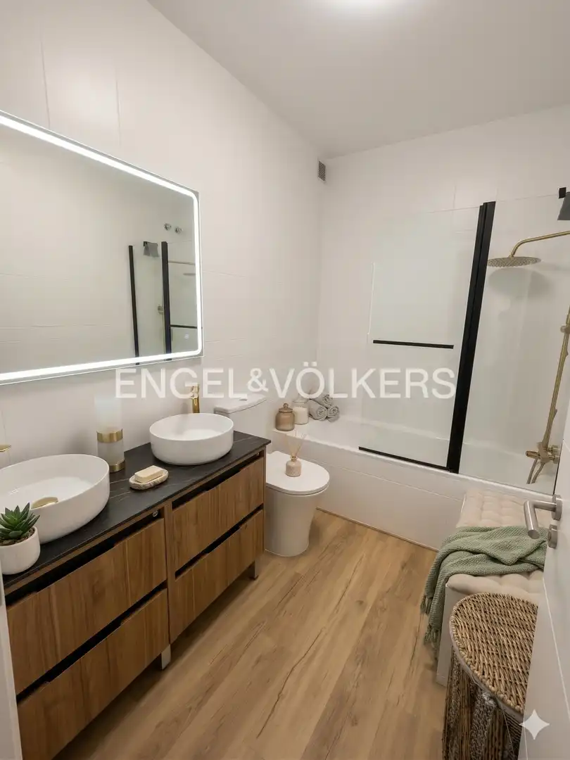 Baño de Casa adosada en venta en Vilanova i la Geltrú con Aire acondicionado, Calefacción y Parquet