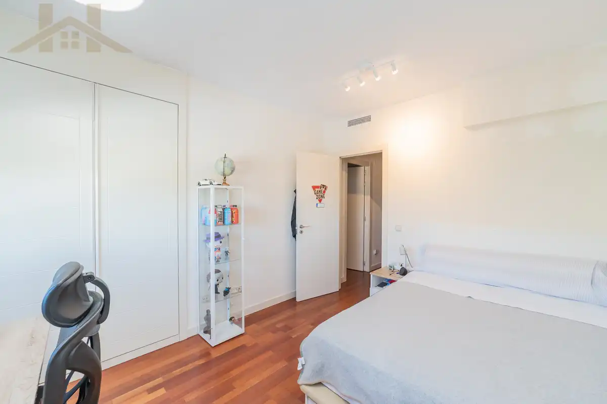 Dormitori de Casa adosada en venda en Arroyomolinos (Madrid) amb Aire condicionat, Jardí privat i Terrassa