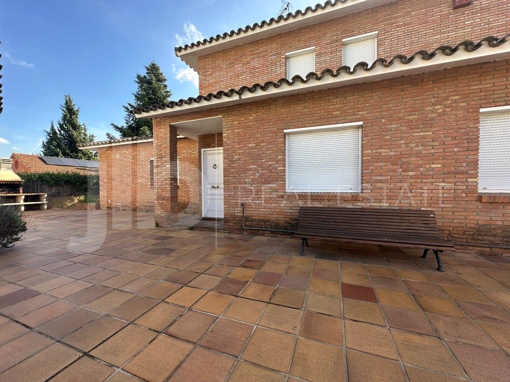 Exterior view of House or chalet for sale in Sant Cugat del Vallès  with Air Conditioner and Private garden