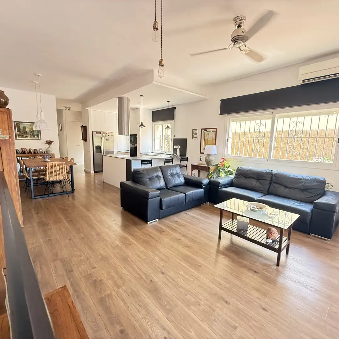 Sala d'estar de Casa adosada en venda en Sitges amb Calefacció, Jardí privat i Parquet