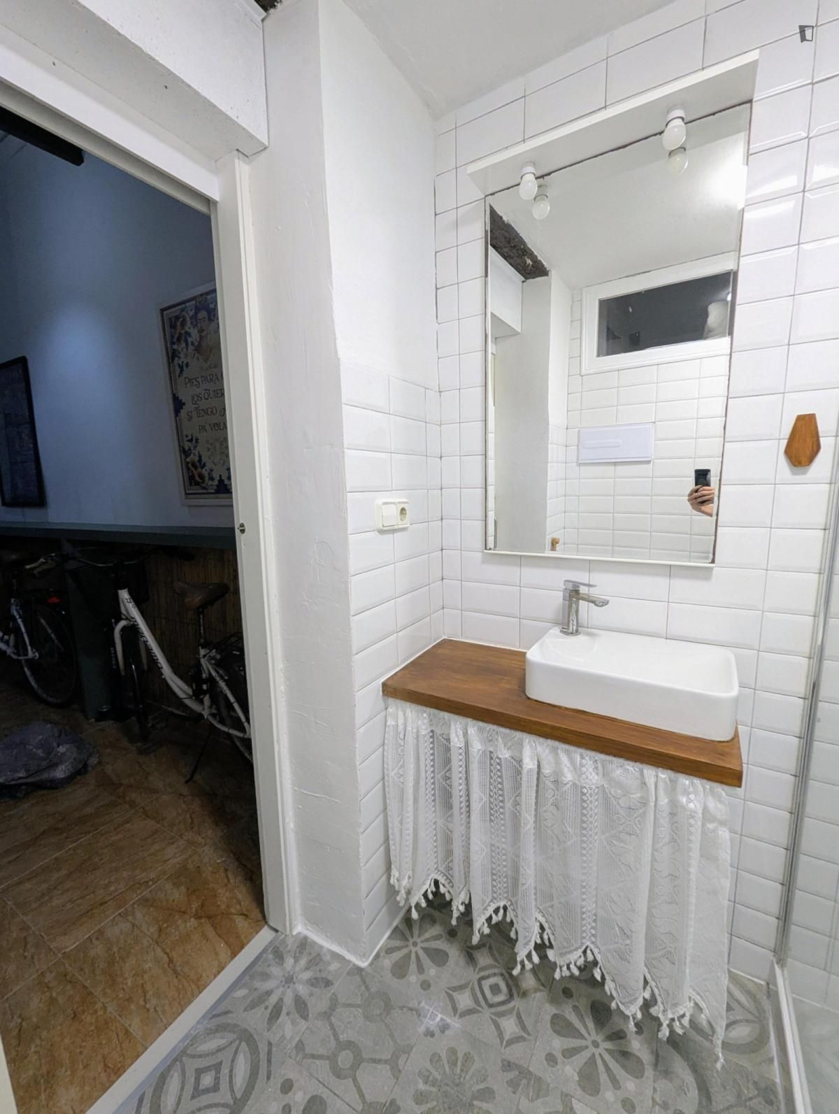 Bathroom of Study to rent in  Valencia Capital  with Air Conditioner, Furnished and Washing machine