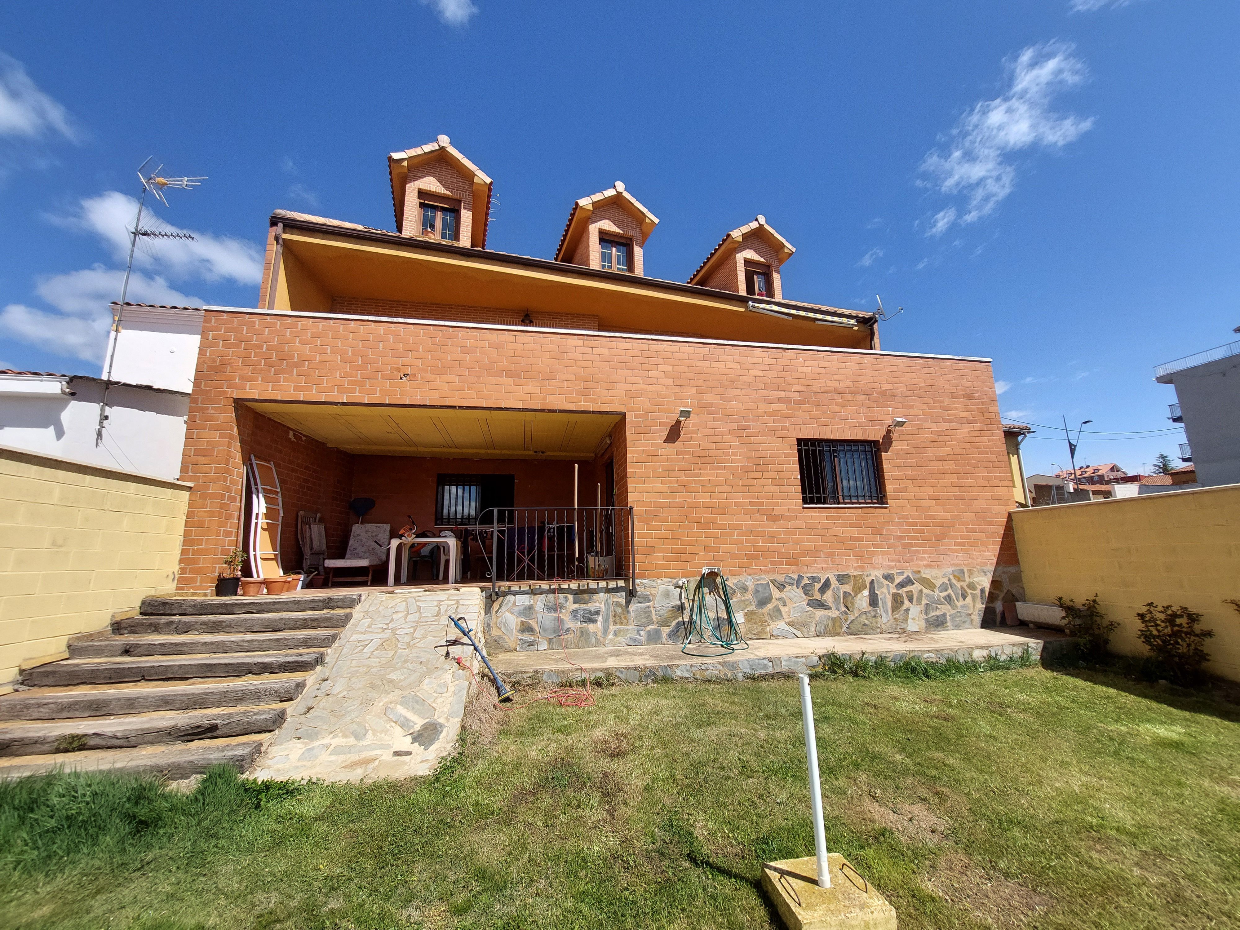 Exterior view of House or chalet for sale in San Andrés del Rabanedo  with Heating, Private garden and Parquet flooring