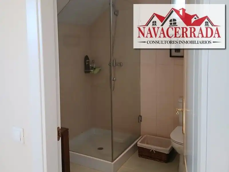 Bany de Casa o xalet en venda en Navacerrada amb Calefacció, Jardí privat i Piscina comunitària