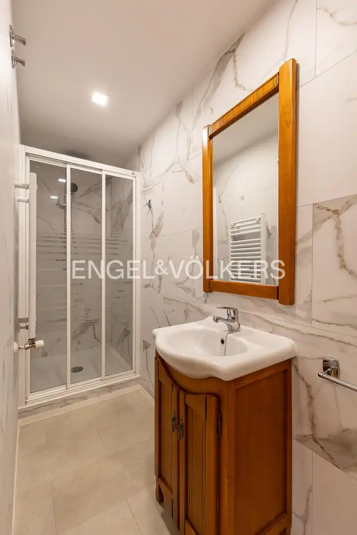 Baño de Piso en venta en Madrid con Calefacción, Trastero y Piscina