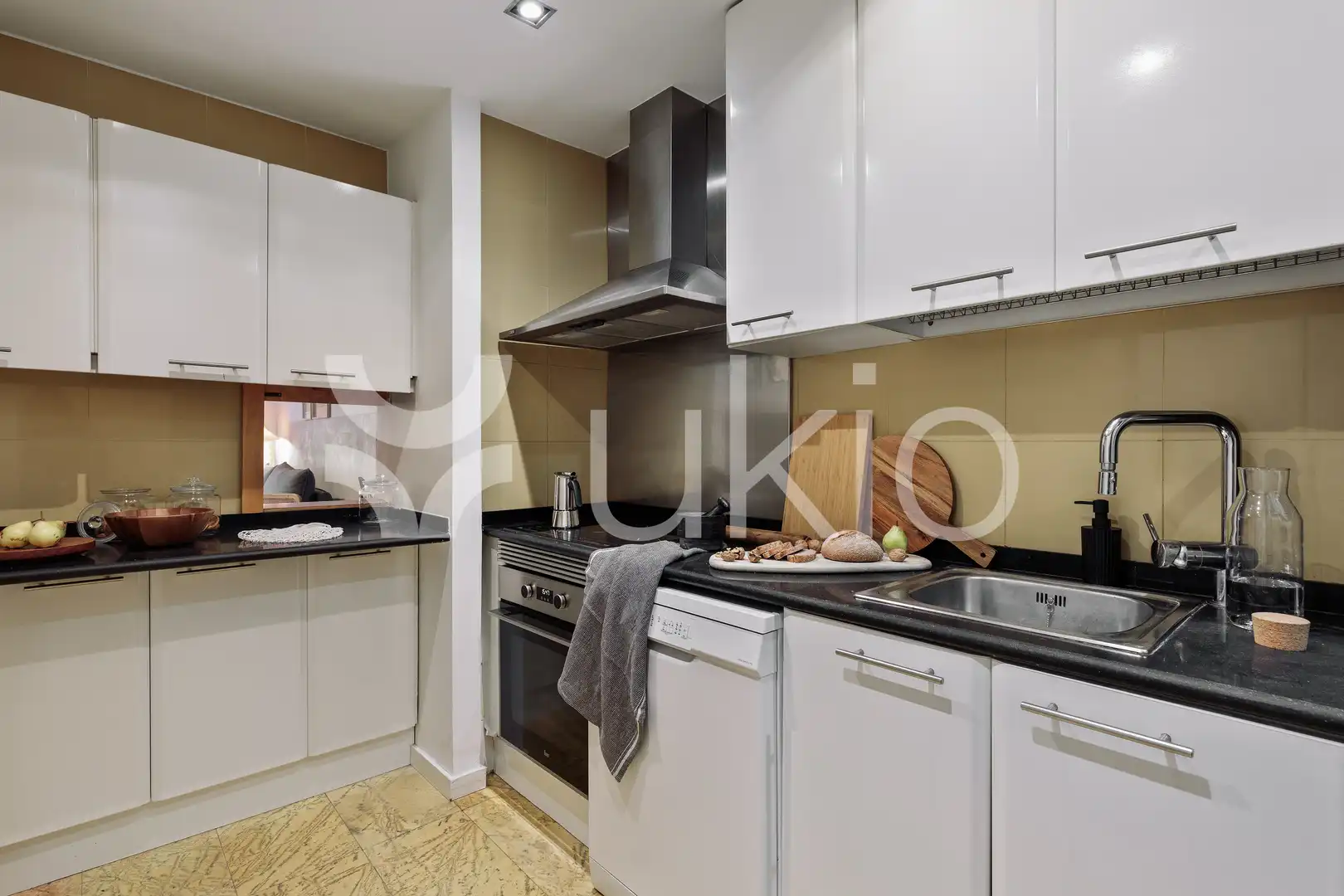 Cocina de Apartamento de alquiler en Barcelona con Aire acondicionado, Calefacción y Amueblado
