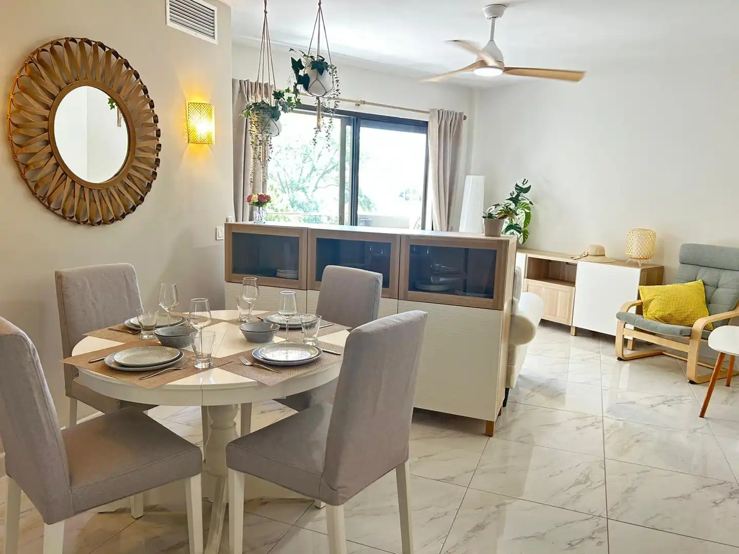Comedor de Piso de alquiler en Estepona con Aire acondicionado, Terraza y Amueblado