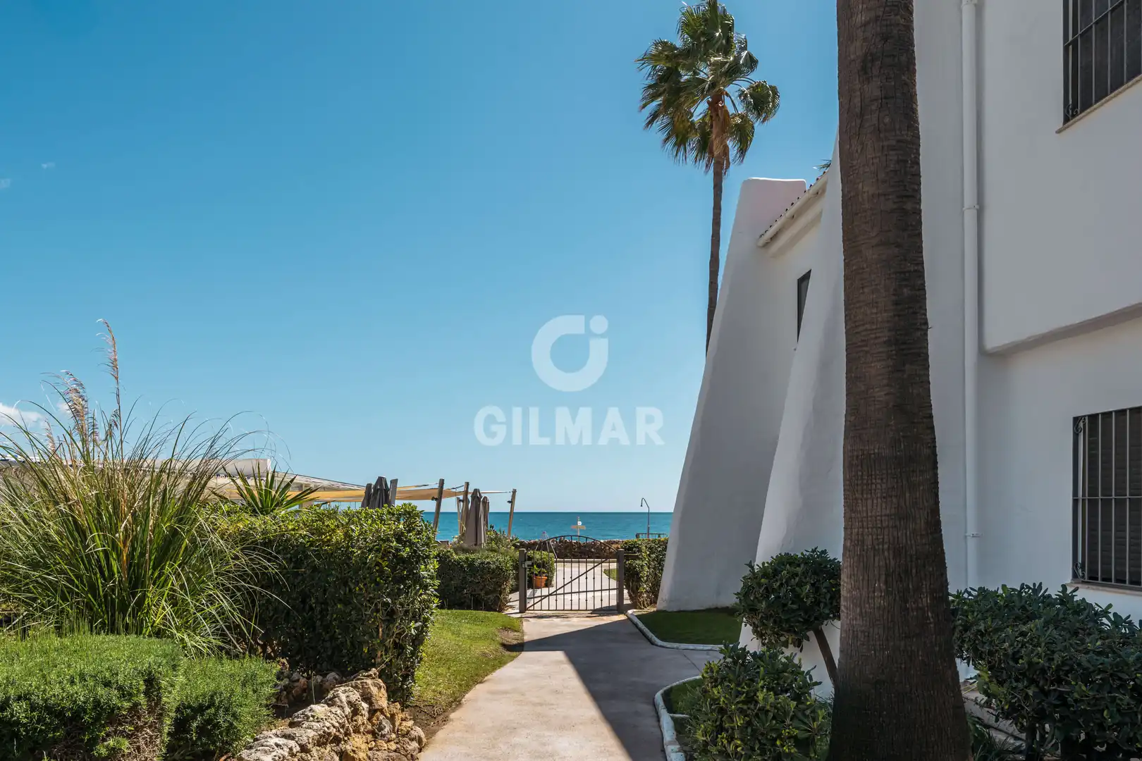 Vista exterior de Planta baixa en venda en Marbella amb Calefacció, Jardí privat i Piscina