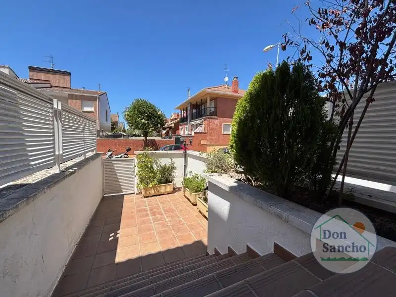 Vista exterior de Casa adosada en venta en Cabezón de Pisuerga con Calefacción, Jardín privado y Terraza