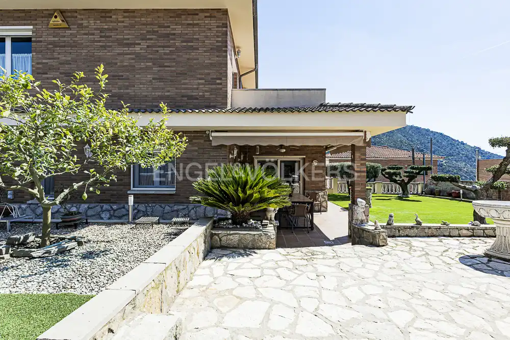 Vista exterior de Casa o xalet en venda en La Torre de Claramunt amb Aire condicionat, Calefacció i Jardí privat