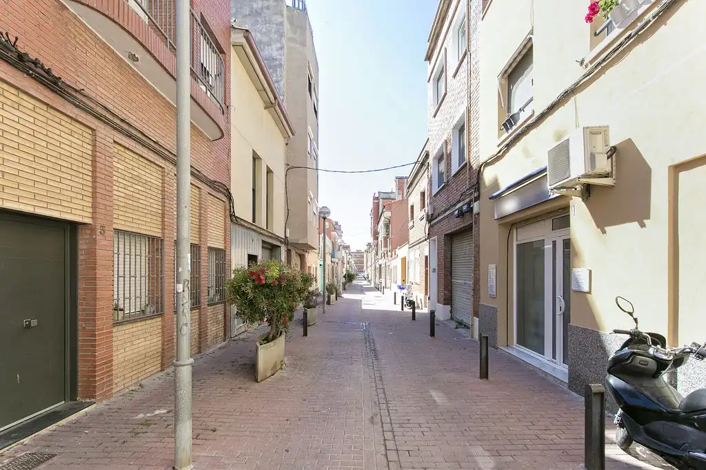 Vista exterior de Casa o chalet en venta en Cornellà de Llobregat con Aire acondicionado