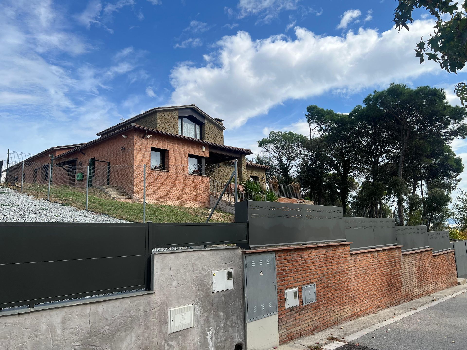 Vista exterior de Casa o xalet en venda en Lliçà d'Amunt amb Jardí privat i Piscina