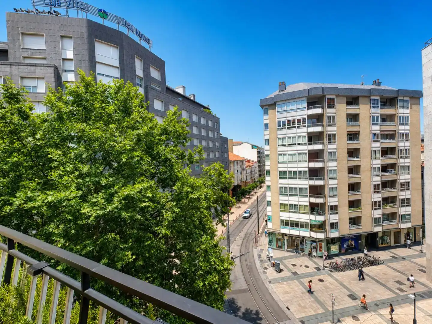Vista exterior de Pis en venda en Vitoria - Gasteiz amb Aire condicionat i Balcó