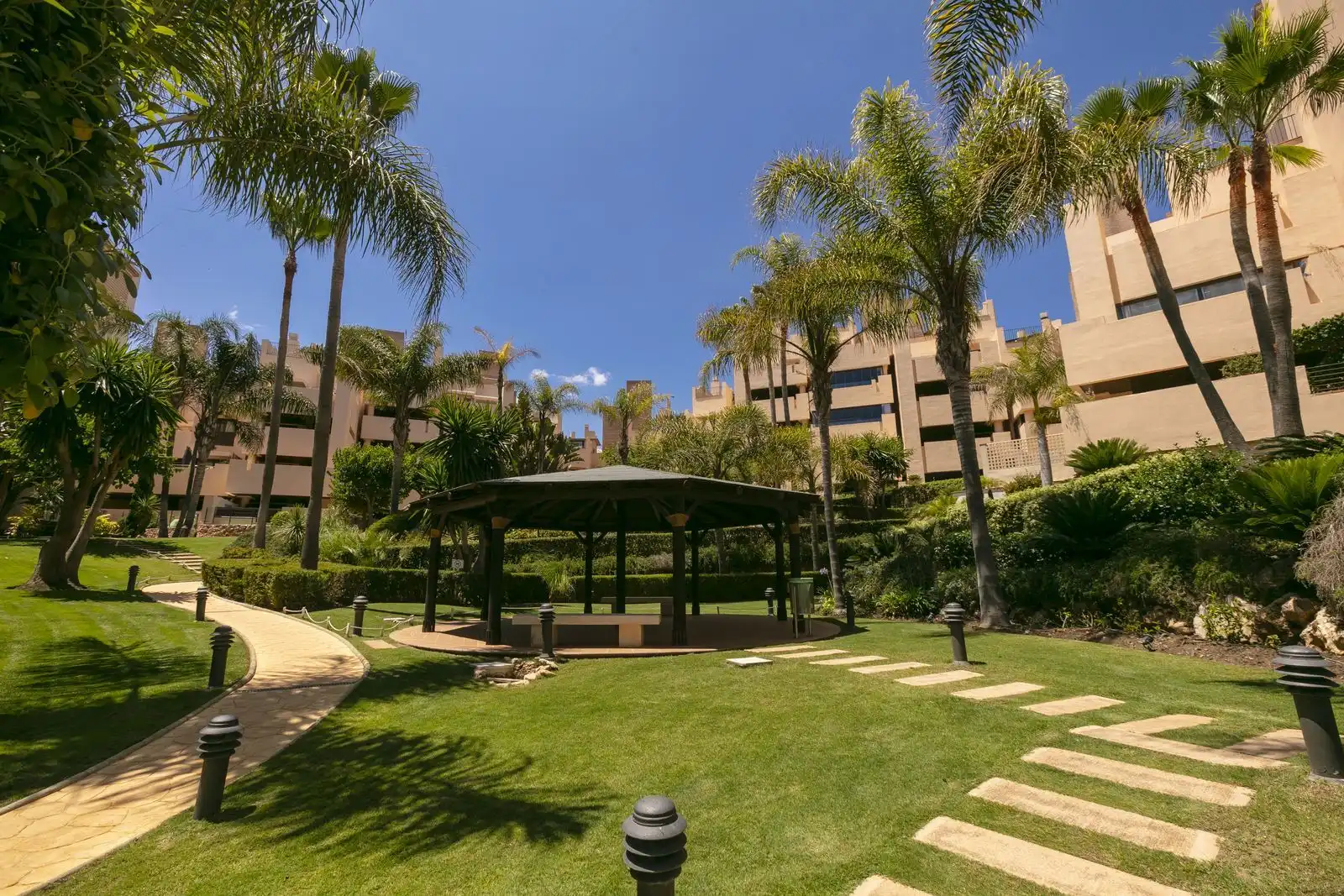 Jardí de Dúplex en venda en Estepona amb Aire condicionat, Terrassa i Traster
