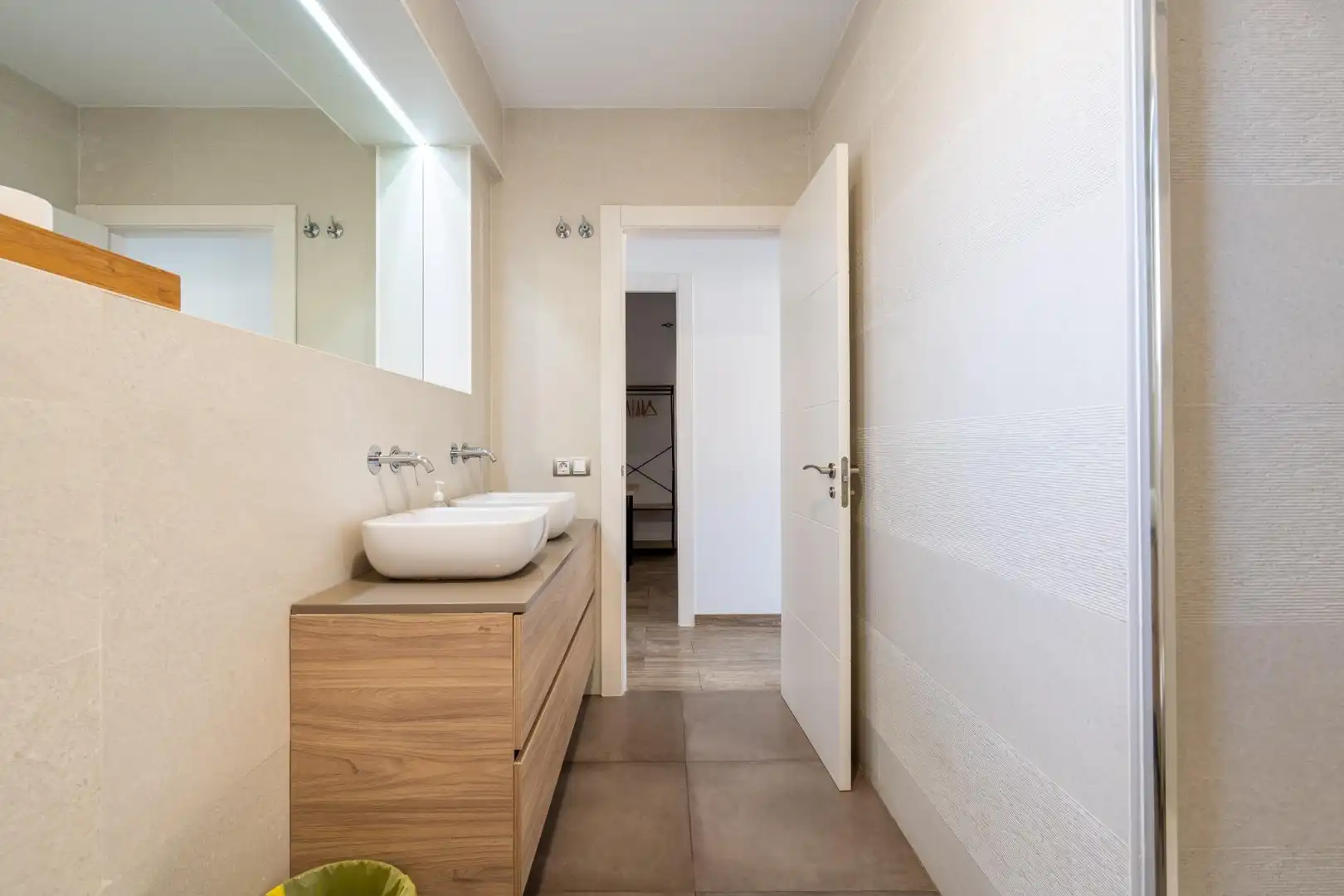 Baño de Piso de alquiler en Almería con Aire acondicionado, Terraza y Amueblado