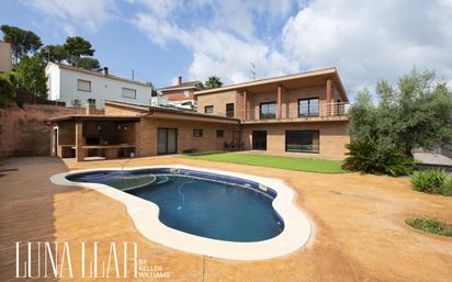 Vista exterior de Casa o xalet en venda en Canyelles amb Aire condicionat, Terrassa i Piscina