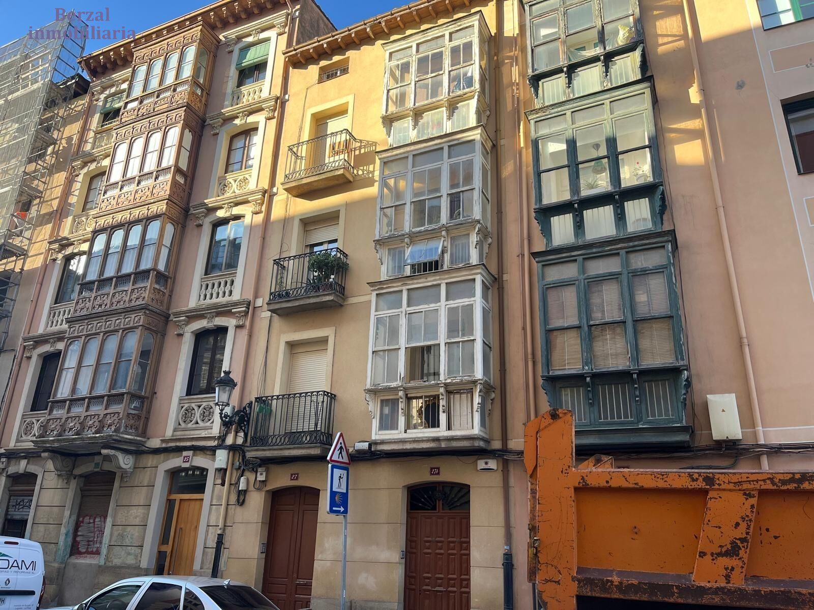 Vista exterior de Edifici en venda en  Logroño