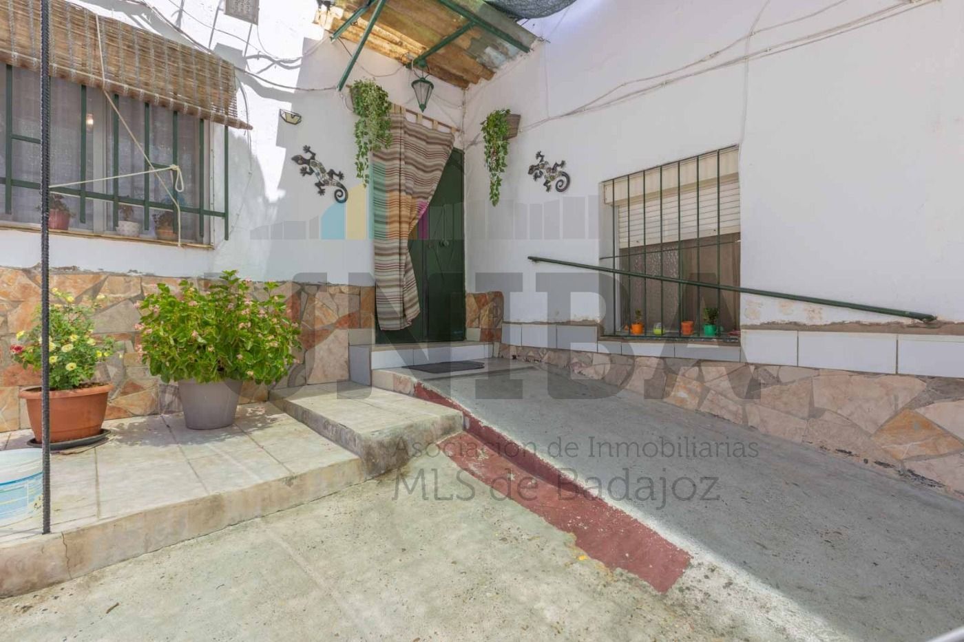 Exterior view of House or chalet for sale in Badajoz Capital  with Air Conditioner, Terrace and Storage room