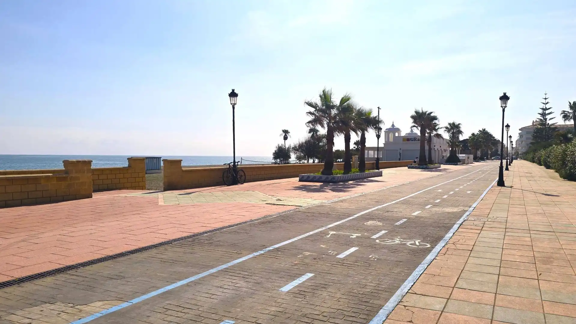 Außenansicht von Erdgeschoss zum Verkauf in Manilva mit Klimaanlage, Terrasse und Möbliert