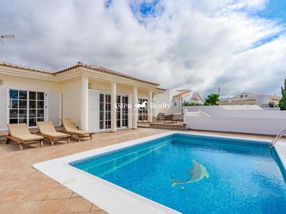 Vista exterior de Casa o xalet en venda en Adeje amb Aire condicionat, Terrassa i Piscina