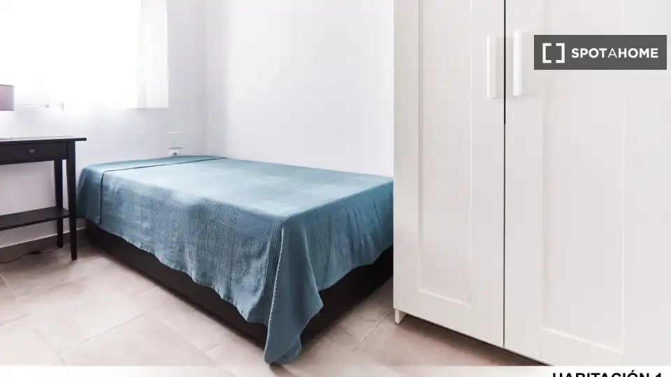 Bedroom of Flat for rent in Sevilla  with Air Conditioner, Heating and Furnished