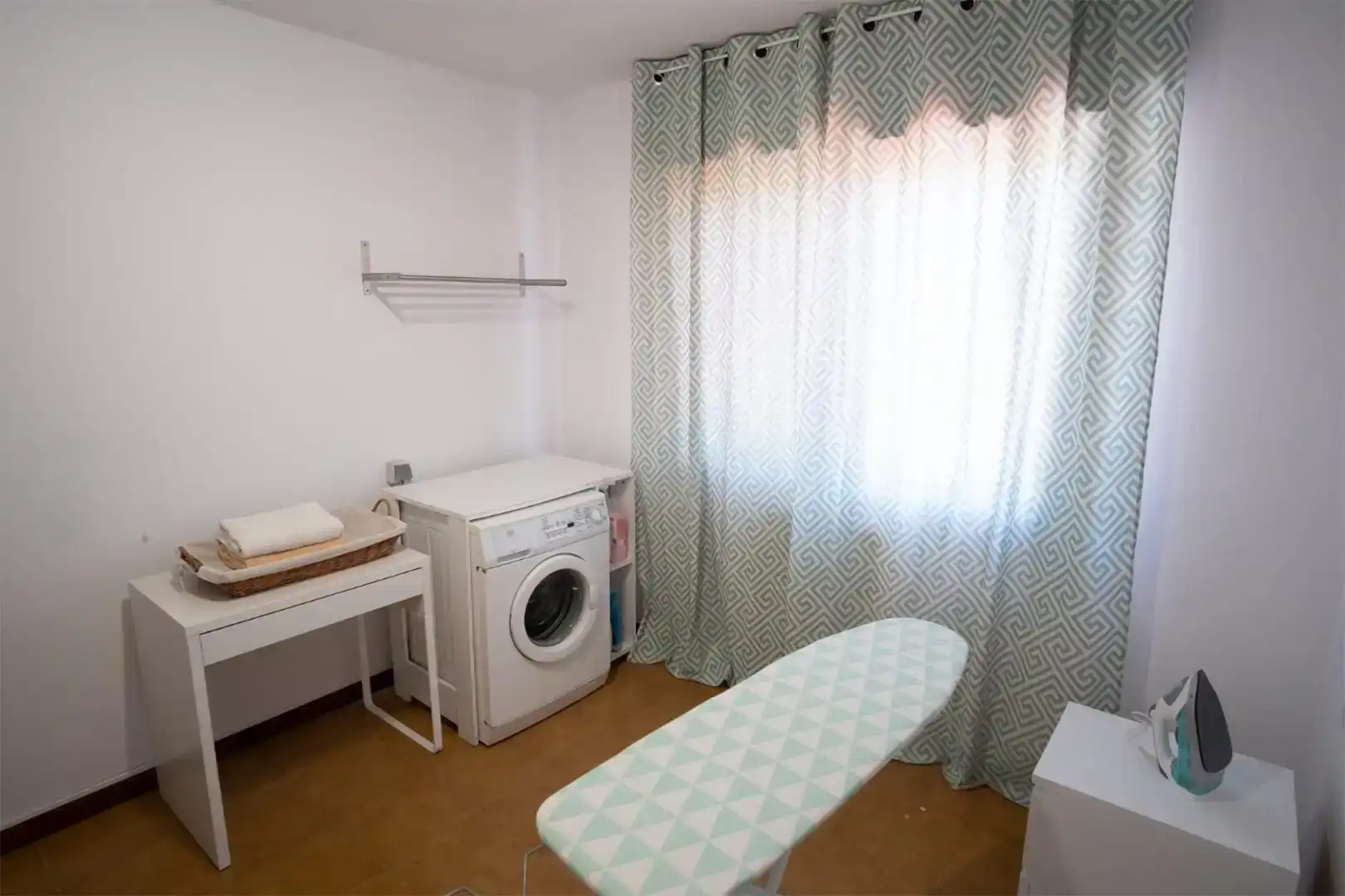 Dormitori de Casa o xalet en venda en Vigo  amb Jardí privat, Parquet i Moblat