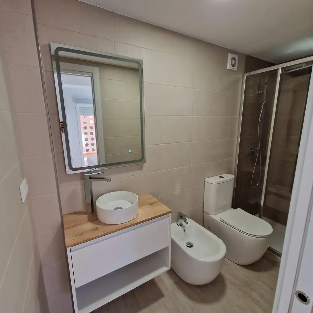 Baño de Piso en venta en Benidorm con Aire acondicionado, Calefacción y Jardín privado